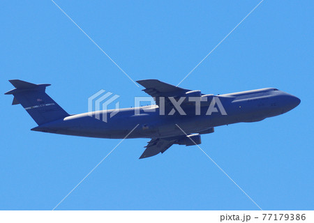 横田基地を離陸するC-5Mスーパーギャラクシー 77179386