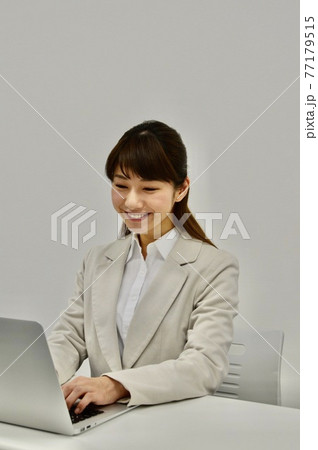 パソコンに向かう女性 パソコンに向かう女性 77179515