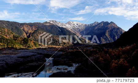 上高地の穂高連峰と大正池の空撮 紅葉 77179725