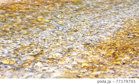 上高地の清流 77179793