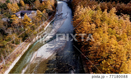 上高地の梓川の空撮 紅葉 上高地の梓川の空撮 紅葉 77180088