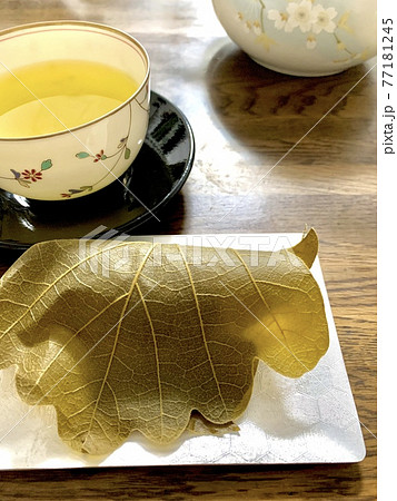 柏餅と緑茶 77181245