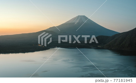 夜明けの富士山と本栖湖 77181945