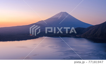 夜明けの富士山と本栖湖 77181947