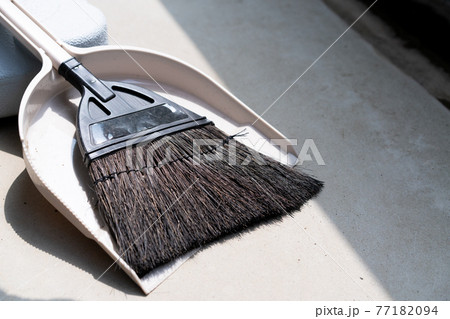 ベランダの箒と塵取り 77182094