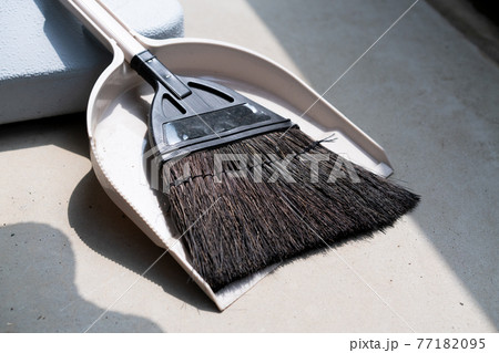 ベランダの箒と塵取り ベランダの箒と塵取り 77182095