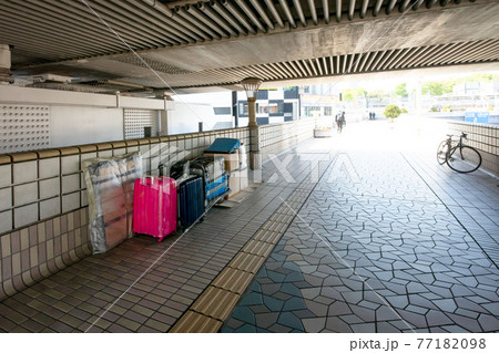 上野駅横断歩道橋に置かれたホームレスの荷物 77182098