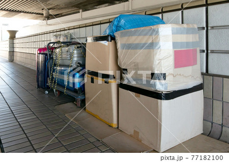 上野駅横断歩道橋に置かれたホームレスの荷物 77182100