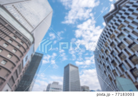 【ビジネスイメージ】都会風景。高層ビルを見上げるシーン。（ぼかし加工あり） 77183003