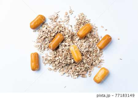 スモークチーズ 白背景 スモークチーズ 白背景 77183149