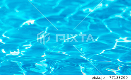 夏色のリゾートプールのイメージ 77183269