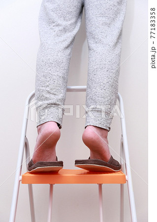 脚立に登る男性の足 脚立に登る男性の足 77183358