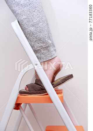 脚立に登る男性の足 脚立に登る男性の足 77183360