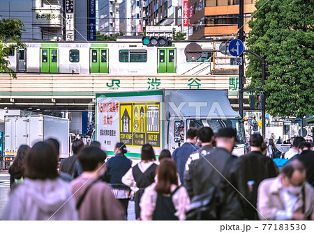 日本の東京都市景観　緊急事態宣言発出中。東京都は「宣伝カー」で呼びかけ…＝4月30日、渋谷駅前 77183530