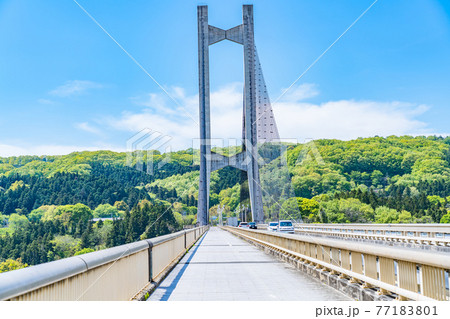 埼玉秩父の都市風景 秩父公園橋(秩父ハープ橋)のある風景 77183801