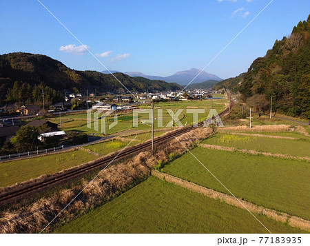 霧島山麓の日豊本線の田園風景空撮 霧島山麓の日豊本線の田園風景空撮 77183935