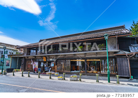 埼玉秩父の都市風景 モダンな建物群 77183957