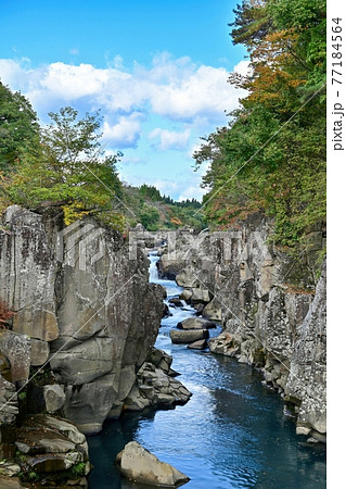 青空バックに見る厳美渓の紅葉情景@一関、岩手 青空バックに見る厳美渓の紅葉情景@一関、岩手 77184564