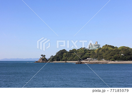 土佐の桂浜を海側から見る（下龍頭岬の左に浮島現象が見える） 77185079