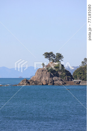 土佐の桂浜の竜王宮(下龍頭岬の左に浮島現象が見える) 土佐の桂浜の竜王宮(下龍頭岬の左に浮島現象が見える) 77185080