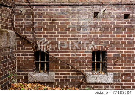 旧監獄の古い赤レンガの壁面（奈良市・奈良） 77185504