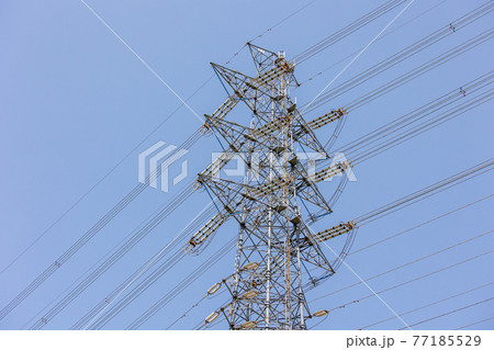 電力を供給するための送電線と送電鉄塔 77185529