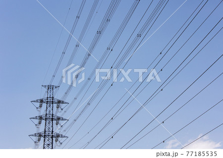 電力を供給するための送電線と送電鉄塔 77185535