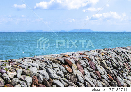 石積みの波止場と海 石積みの波止場と海 77185711