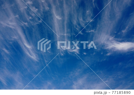 青空と強風で流れていく雲 77185890