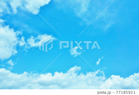 さわやかな夏の空 ブルーの空と白い雲のコントラストの写真素材