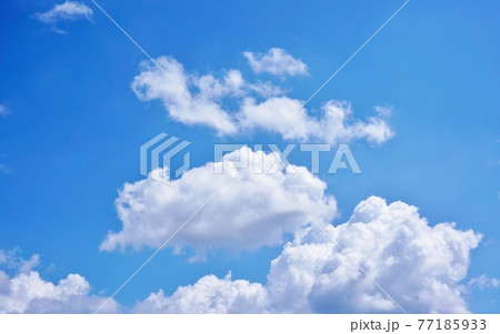 さわやかな夏の空 ブルーの空と白い雲のコントラストの写真素材