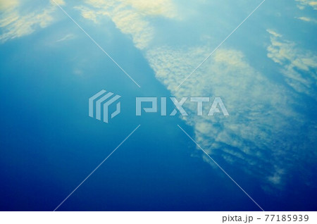さわやかな夏の空　ブルーの空と白い雲のコントラスト 77185939