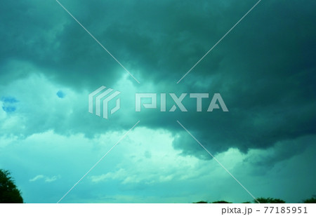 真っ黒な雨雲　梅雨、夏の夕立、ゲリラ豪雨 77185951