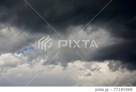 真っ黒な雨雲　梅雨、夏の夕立、ゲリラ豪雨 77185966