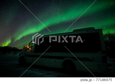 バスに反射するオーロラ 77186075