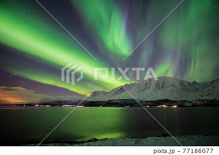 フィヨルドに現れた幻想的なオーロラ フィヨルドに現れた幻想的なオーロラ 77186077