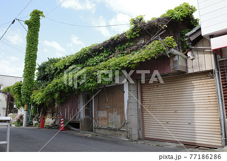 日本の岡山県瀬戸内市の古くて美しい建物 日本の岡山県瀬戸内市の古くて美しい建物 77186286