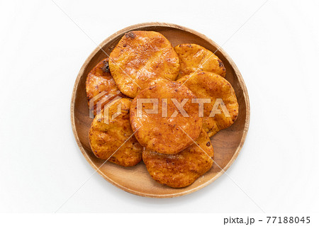 醤油せんべい　白背景 77188045