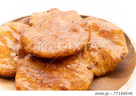 醤油せんべい　白背景 77188046