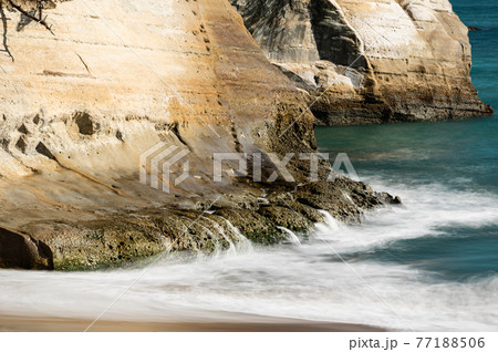 海　打ち寄せる波 77188506