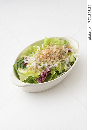 しらすと鰹節をのせた和風サラダ 77189384