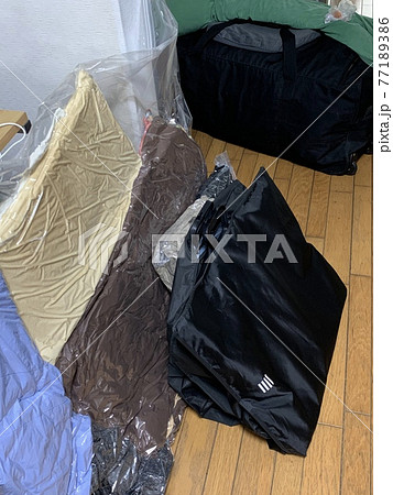 独り暮らし開始の為に荷造り　 77189386