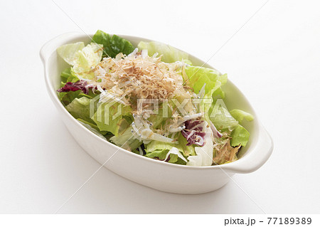 しらすと鰹節をのせた和風サラダ しらすと鰹節をのせた和風サラダ 77189389