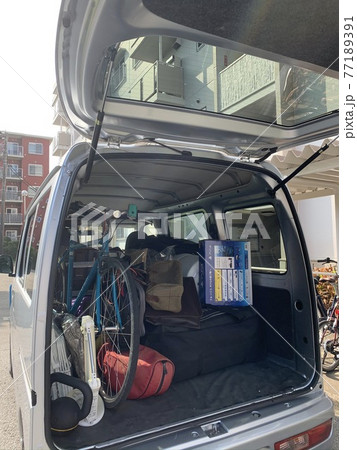 引越し準備中のワンボックスカー 77189391