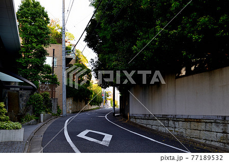 東京　代々木上原駅周辺の閑静な高級住宅街の風景 77189532