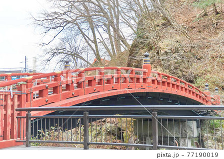 世界遺産日光の杜寺の玄関神橋 77190019