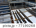 新築商業ビルの建設現場 77190268
