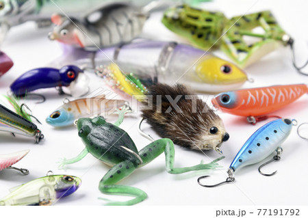 白バックにフィッシングルアーがいろいろ 77191792