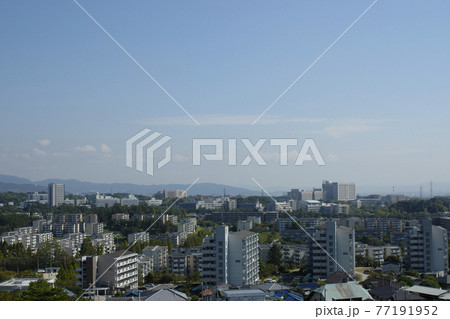 千里中央公園の展望台から千里ニュータウン古江台・藤白台（大阪府吹田市）方面を望む 77191952