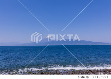 （静岡県）大瀬崎（おせざき）先端から見る、海越しの富士山 77192093